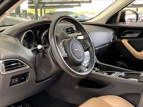 Used 2018 Jaguar F-PACE Premium image 18
