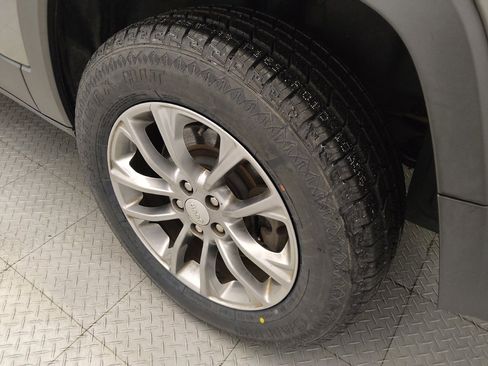 Used 2019 Jeep Cherokee Latitude Plus w/ Cold Weather Group image 31