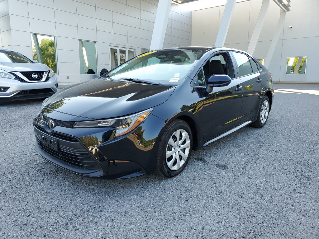 Used 2025 Toyota Corolla LE FWD image 2