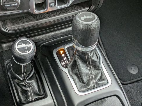 Used 2020 Jeep Wrangler Unlimited Sahara w/ Cold Weather Group AWD/4WD image 18