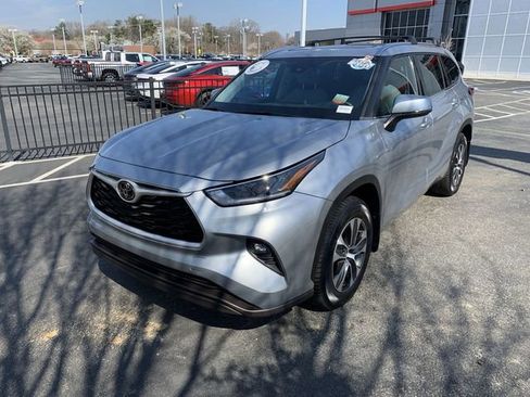 Used 2021 Toyota Highlander XLE image 4