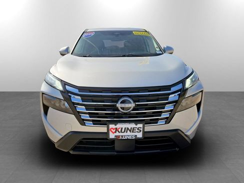 Used 2025 Nissan Rogue SV image 4