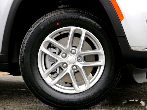 New 2025 Jeep Grand Cherokee L Laredo image 2