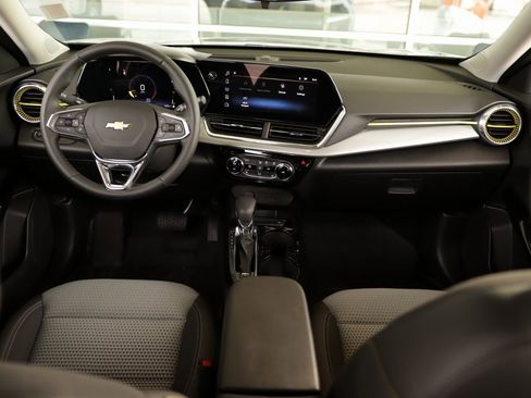 Used 2025 Chevrolet Trax LT w/ Driver Confidence Package image 19