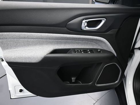 New 2026 Jeep Compass Latitude image 12