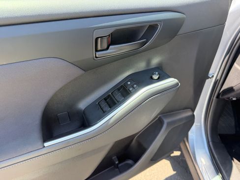 Used 2023 Toyota Highlander LE AWD/4WD image 10