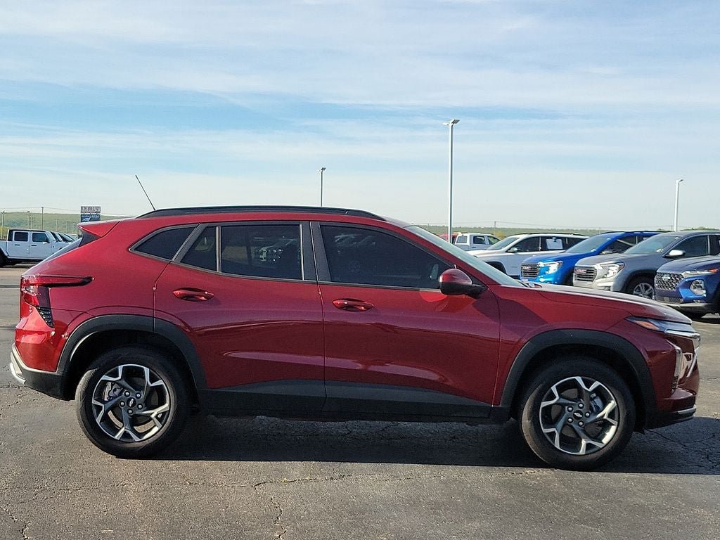 Used 2025 Chevrolet Trax LT w/ Driver Confidence Package FWD image 6