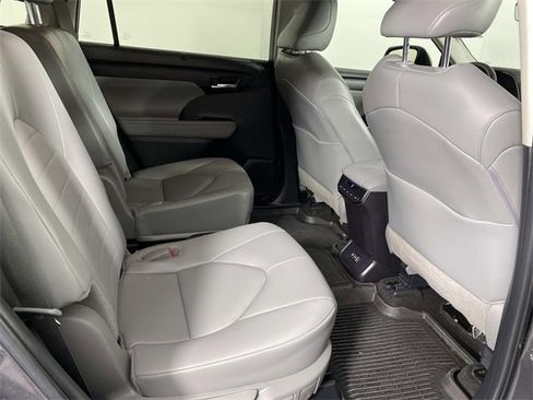 Used 2024 Toyota Highlander XLE image 13
