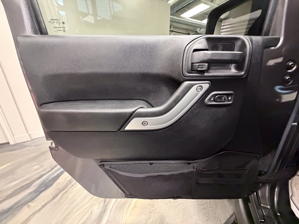 Used 2016 Jeep Wrangler Unlimited Rubicon w/ Connectivity Group AWD/4WD image 57