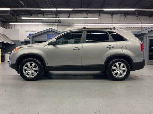 Used 2013 Kia Sorento LX w/ Convenience Pkg image 4