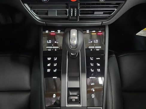Certified 2026 Porsche Macan AWD/4WD image 19