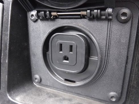 Used 2017 Toyota Tacoma TRD Sport image 17