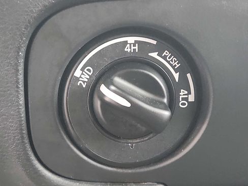 Used 2025 Nissan Frontier PRO-4X image 25