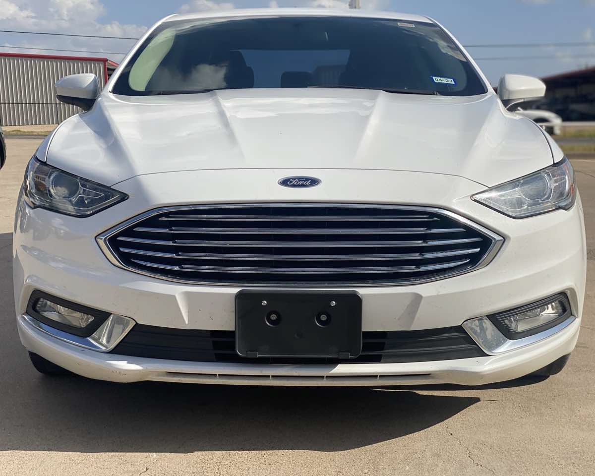 Used 2018 Ford Fusion SE w/ Equipment Group 201A FWD image 2
