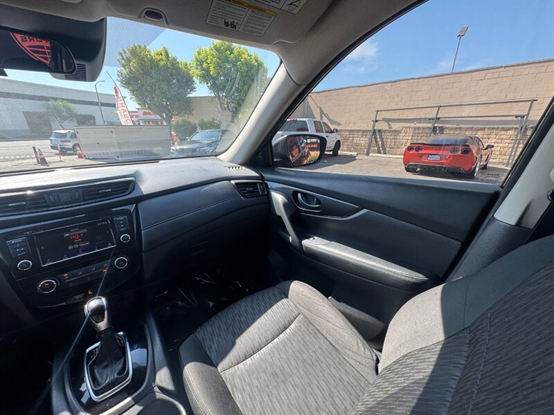 Used 2020 Nissan Rogue S FWD image 33
