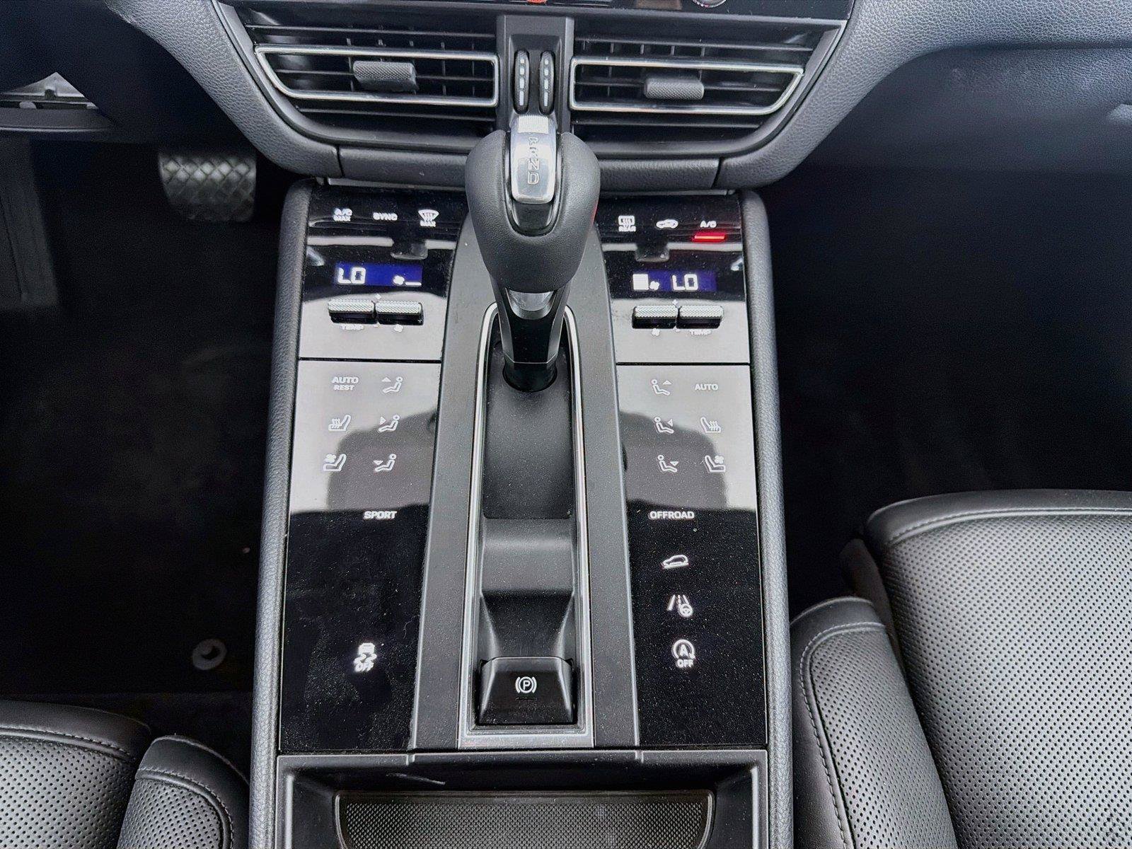 Certified 2022 Porsche Macan AWD/4WD image 19