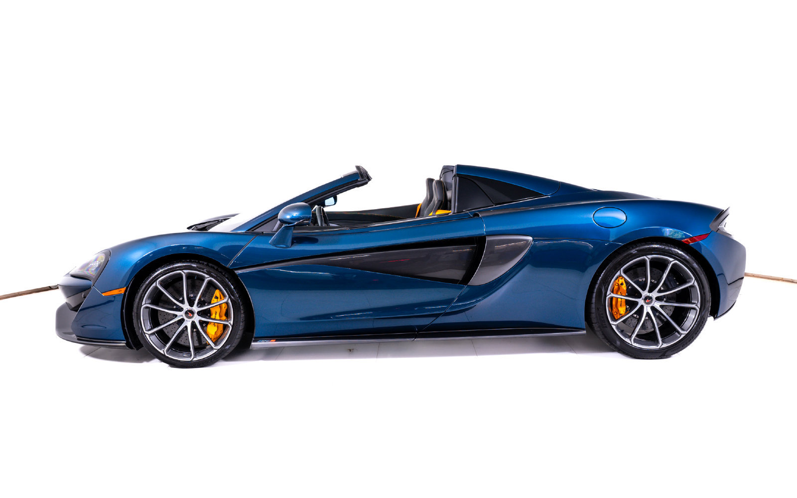 Used 2018 McLaren 570S Spider RWD image 2