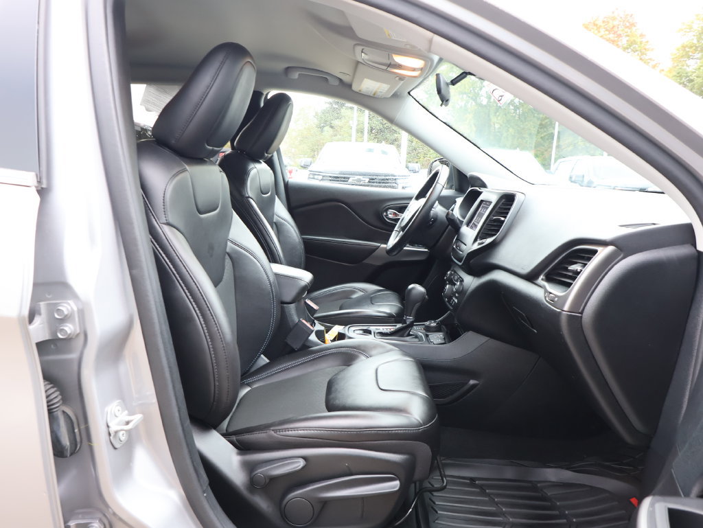 Used 2020 Jeep Cherokee Latitude Plus w/ Cold Weather Group AWD/4WD image 32