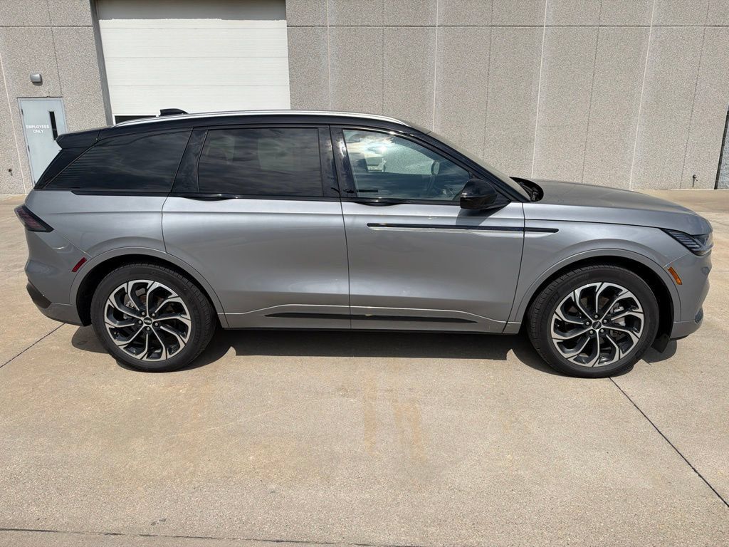 Used 2025 Lincoln Nautilus Reserve AWD/4WD image 4