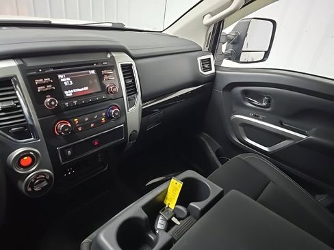 Used 2018 Nissan Titan SV image 25