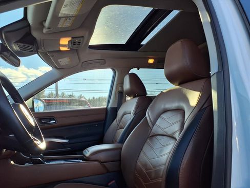 Used 2023 Nissan Pathfinder Platinum w/ Cargo Package image 7