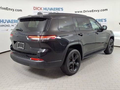 Used 2024 Jeep Grand Cherokee L Limited w/ Black Appearance Package AWD/4WD image 4