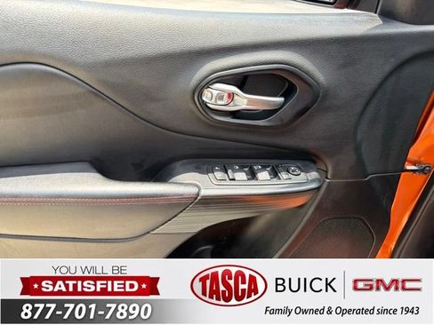 Used 2015 Jeep Cherokee Trailhawk w/ Leather Interior Group AWD/4WD image 11