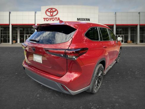 Used 2025 Toyota Highlander XLE FWD image 5