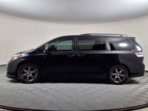 Used 2017 Toyota Sienna SE Premium FWD image 4