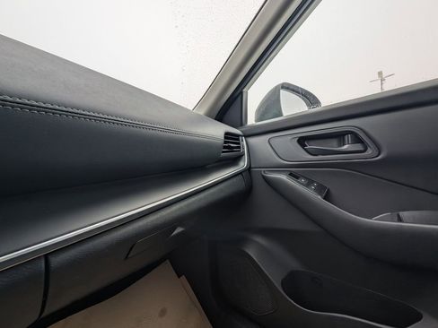 Used 2024 Nissan Rogue S image 30