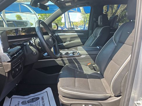Used 2025 Cadillac Escalade Premium Luxury AWD/4WD image 4