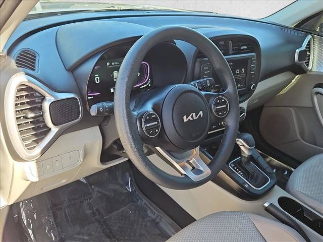Used 2025 Kia Soul LX w/ LX Technology Package FWD image 10