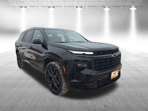 Used 2025 Chevrolet Traverse RS image 2