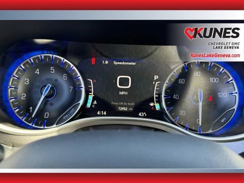 Used 2024 Chrysler Pacifica Touring-L image 21