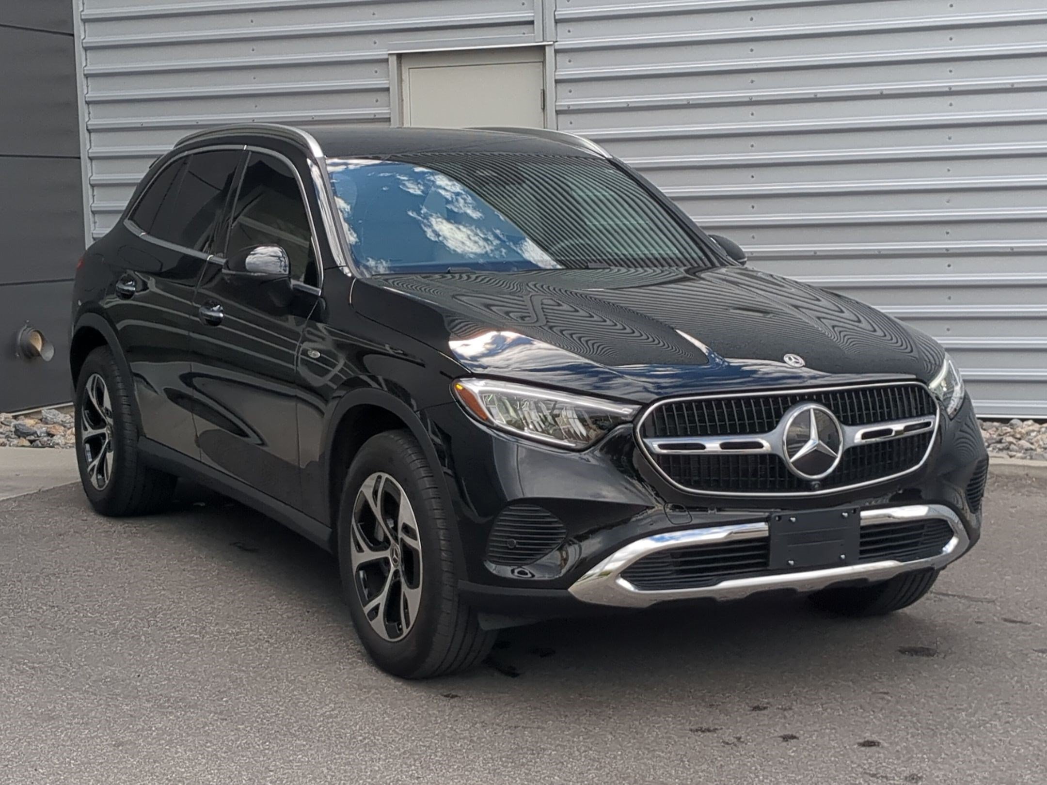 Used 2025 Mercedes-Benz GLC 350e 4MATIC image 3