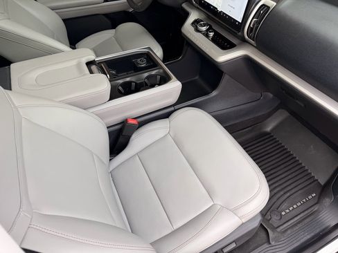 Used 2025 Ford Expedition Active image 27