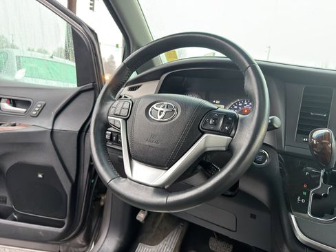 Used 2016 Toyota Sienna Limited image 23