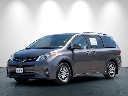 Used 2020 Toyota Sienna XLE w/ XLE Navigation Package FWD image 8