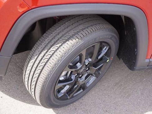 New 2025 Jeep Compass Latitude w/ Sun & Sound Group image 9