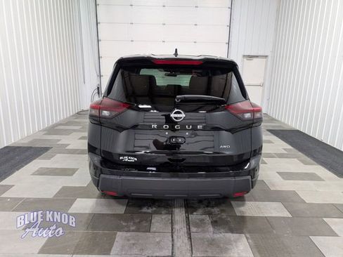 Used 2025 Nissan Rogue SV image 3