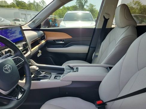 Used 2025 Toyota Grand Highlander FWD image 12
