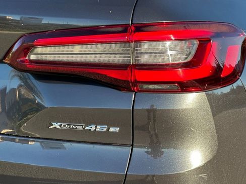 Used 2022 BMW X5 xDrive45e w/ Parking Assistance Package image 33