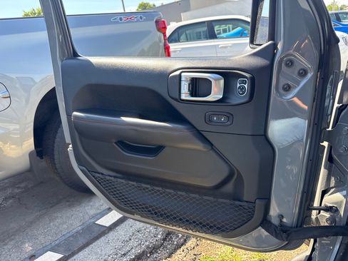 Used 2018 Jeep Wrangler Unlimited Rubicon w/ Dual Top Group AWD/4WD image 17