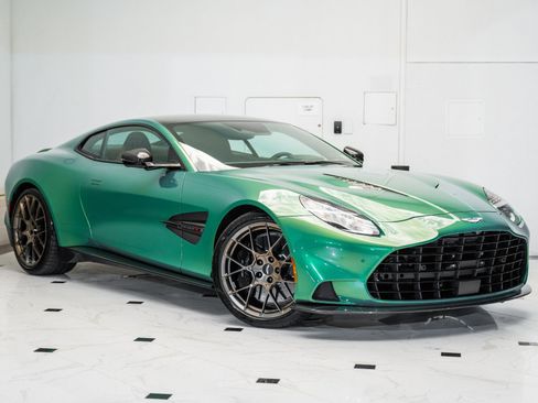 Used 2025 Aston Martin Vanquish Coupe image 37