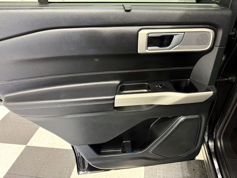 Used 2023 Ford Explorer Limited image 18