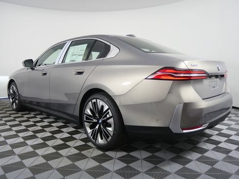Used 2026 BMW 530i xDrive w/ Premium Package AWD/4WD image 4