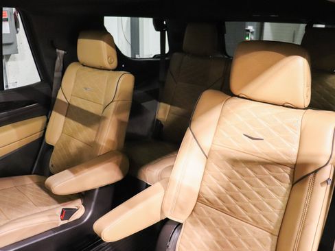 Used 2024 Cadillac Escalade Premium Luxury AWD/4WD image 19