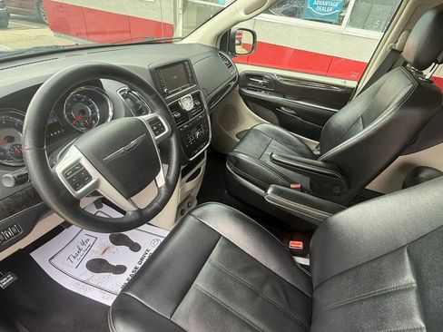 Used 2015 Chrysler Town & Country Touring w/ Driver Convenience Group image 11