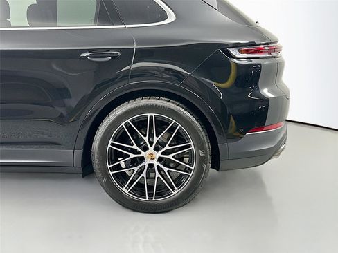 Certified 2025 Porsche Cayenne AWD/4WD image 12