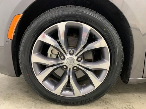 Used 2017 Chrysler Pacifica Limited FWD image 2